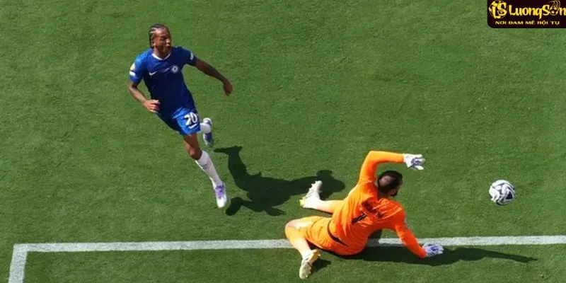 Pha ghi bàn của Joao Pedro nâng tỷ số lên 3-0