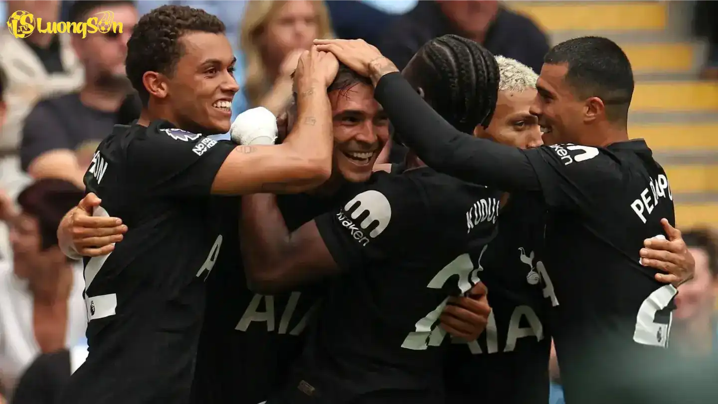 Tottenham hạ gục cựu vương Man City ngay tại Etihad (Ảnh: GOAL) Tottenham hạ gục cựu vương Man City ngay tại Etihad