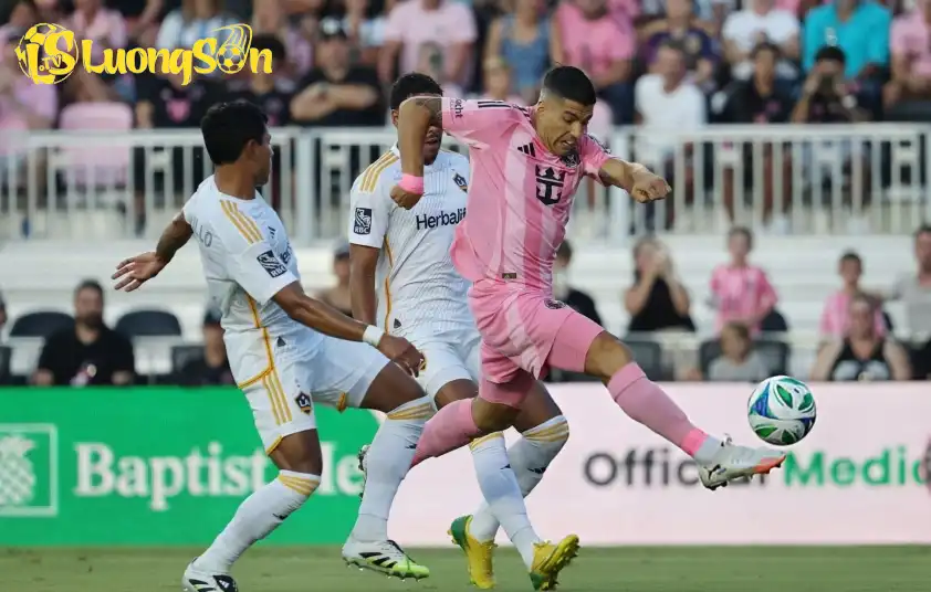 Hiệp 1 diễn ra căng thẳng và chặt chẽ (Ảnh: MLS). Hiệp 1 diễn ra căng thẳng và chặt chẽ (Ảnh: MLS).