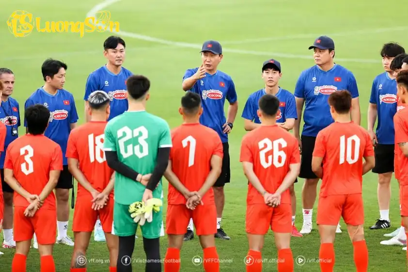 Sẽ cần có người thay HLV Kim Sang Sik tạm dẫn dắt ĐT Việt Nam