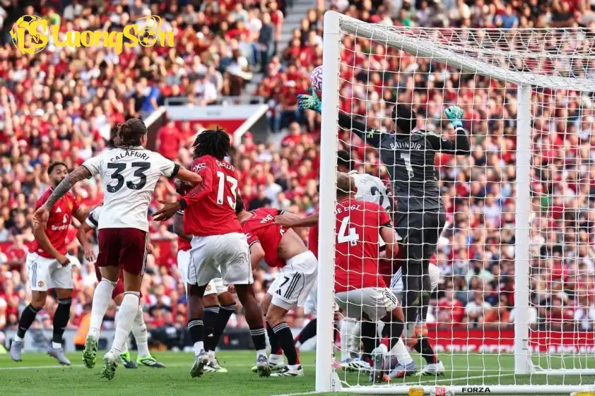 Altay Bayindir đã mắc lỗi trong bàn thắng của Arsenal (Ảnh: The Sun). Altay Bayindir đã mắc lỗi trong bàn thắng của Arsenal