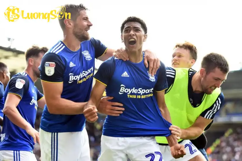 Bàn thắng của Bellingham vào lưới Stoke hiện đã bị tụt xuống vị trí thứ 2 (Ảnh: talkSPORT). Bàn thắng của Bellingham vào lưới Stoke hiện đã bị tụt xuống vị trí thứ 2 (Ảnh: talkSPORT).