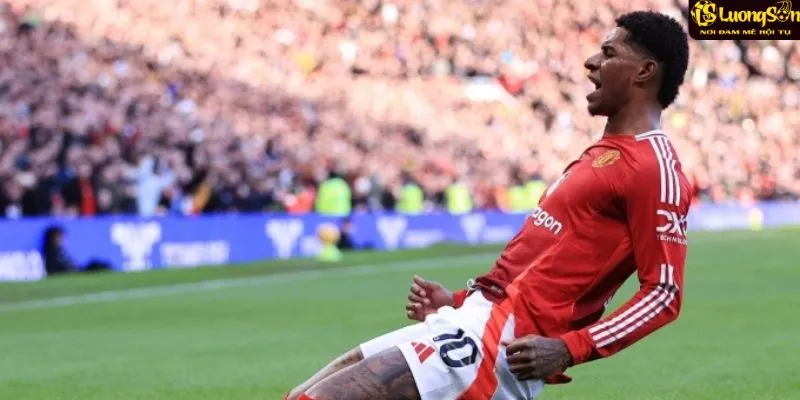 Rashford mừng bàn trong trận Man Utd vs Everton thắng 4-0 hôm 1/12