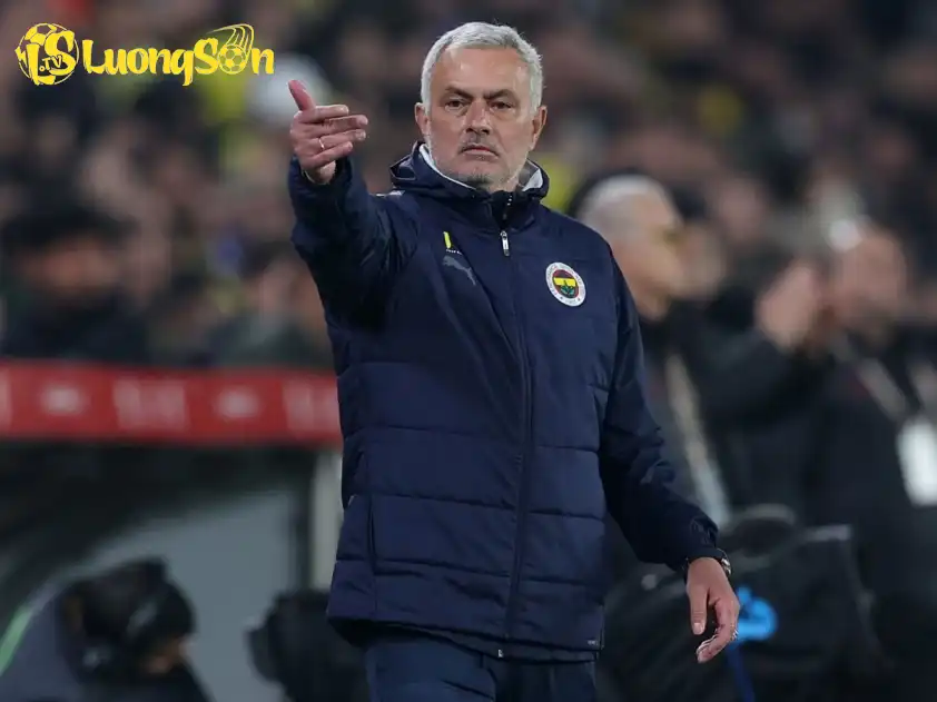 HLV Mourinho rất muốn tận dụng lợi thế sân nhà để giúp Fenerbahce sớm tạo lợi thế trước Benfica (Ảnh: Reuters) HLV Mourinho rất muốn tận dụng lợi thế sân nhà để giúp Fenerbahce sớm tạo lợi thế trước Benfica