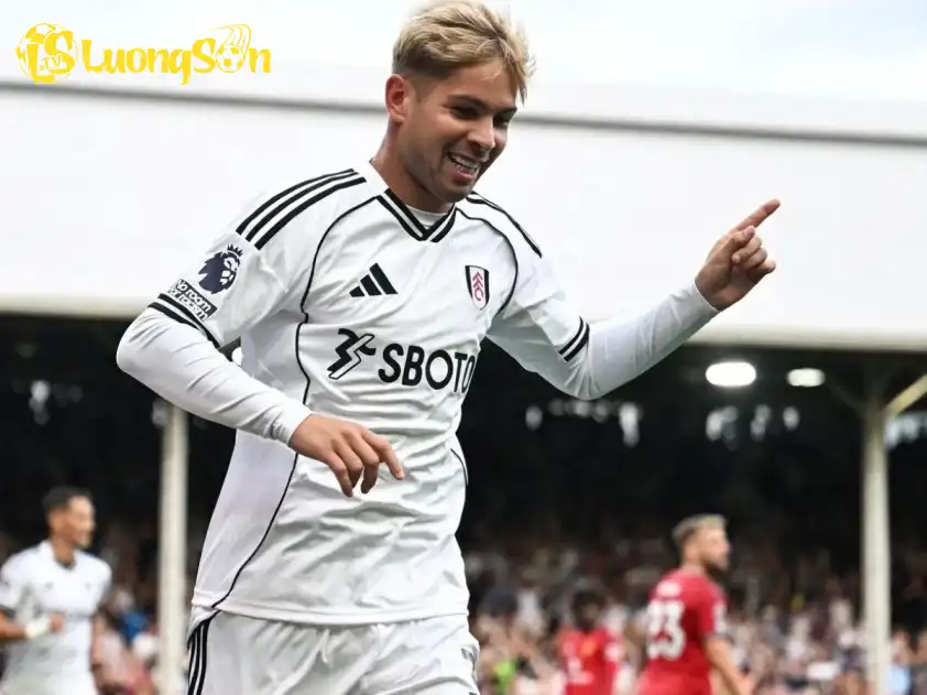 Smith Rowe vừa ghi bàn thắng quan trọng giúp Fulham giành 1 điểm ở trận đấu với MU (Ảnh: The Guardian) Smith Rowe vừa ghi bàn thắng quan trọng giúp Fulham giành 1 điểm ở trận đấu với MU (Ảnh: The Guardian)