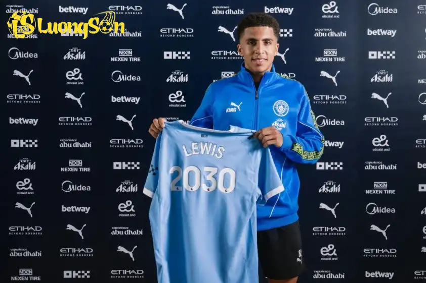 Lewis ở lại Etihad đến năm 2030, tùy chọn gia hạn thêm 1 năm (Ảnh: Trang chủ CLB). Lewis ở lại Etihad đến năm 2030, tùy chọn gia hạn thêm 1 năm
