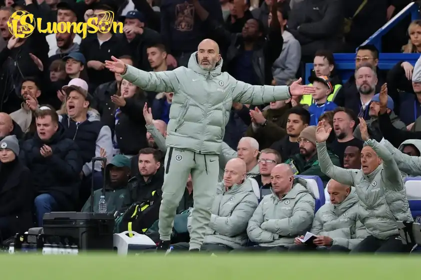 HLV Enzo Maresca đã nhận thẻ đỏ sau pha ăn mừng bàn thắng với các học trò