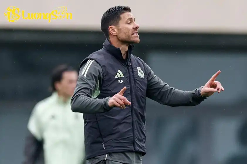 HLV Xabi Alonso thấu hiểu quyết định của Mbappe khi nhường penalty cho Vinicius