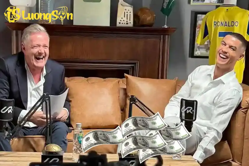 Ronaldo trong buổi trò chuyện với nhà báo Piers Morgan. Ronaldo trong buổi trò chuyện với nhà báo Piers Morgan.