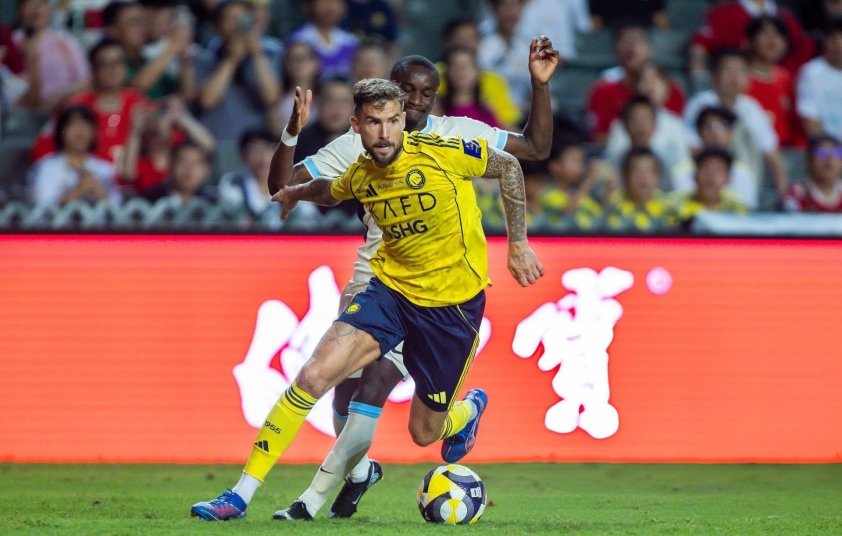 Inigo Martinez trở lại thi đấu cho Al Nassr trong giai đoạn nước rút